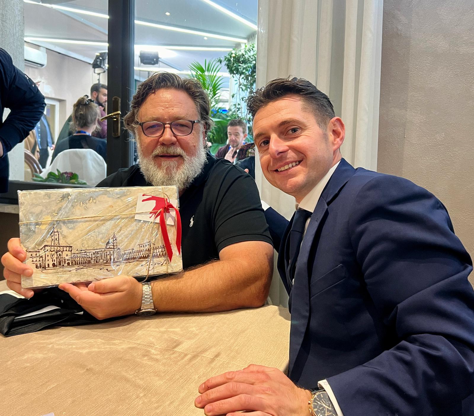 Il sindaco Marco Fioravanti consegna a Russel Crowe la targa di conferimento della cittadinanza onoraria e il simbolo in travertino della città di Ascoli Piceno