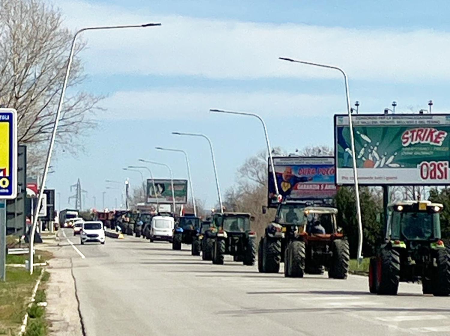 'Finita l'agricoltura verrà la fame', è lo slogan sui trattori che da Castel di Lama sono arrivati nella periferia di Ascoli Piceno