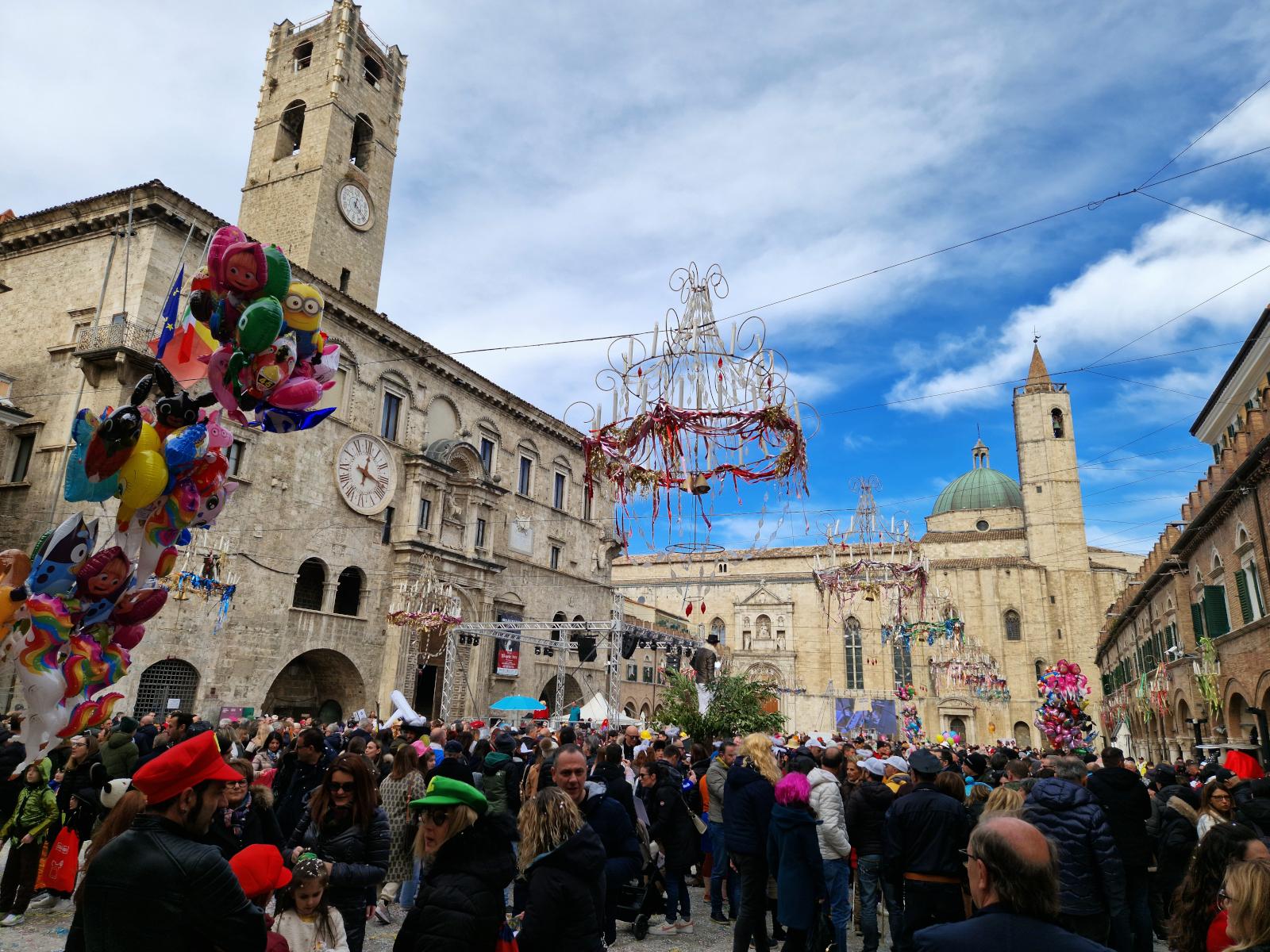 Carnevale di Ascoli Piceno 2024, la satira della domenica mattina inizia con l'autoironia del sindaco Marco Fioravanti 