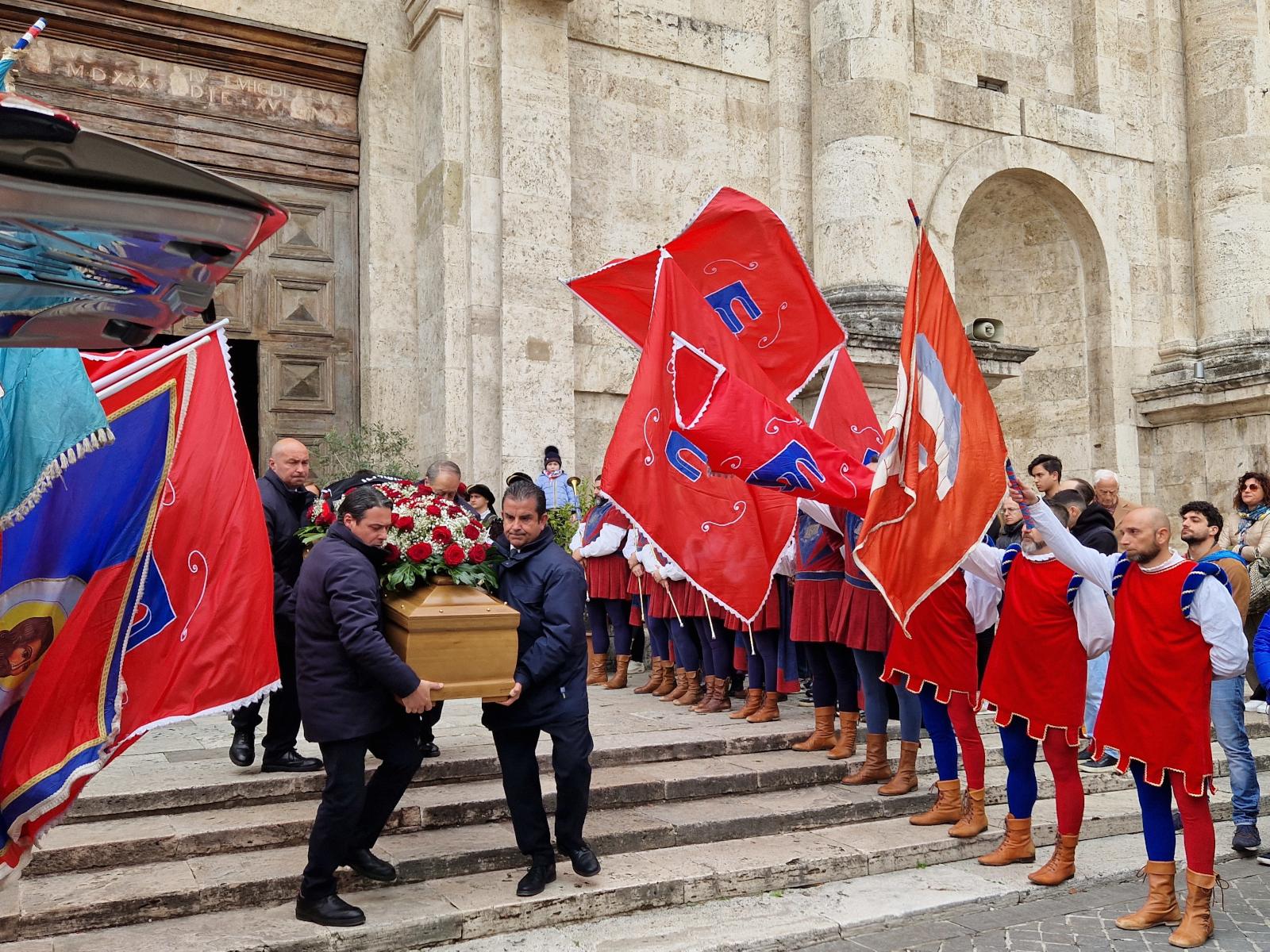 In Duomo l'ultimo saluto ad Andrea Ferretti con bandiere, rullo di tamburi e squillo di chiarine della Quintana di Ascoli Piceno