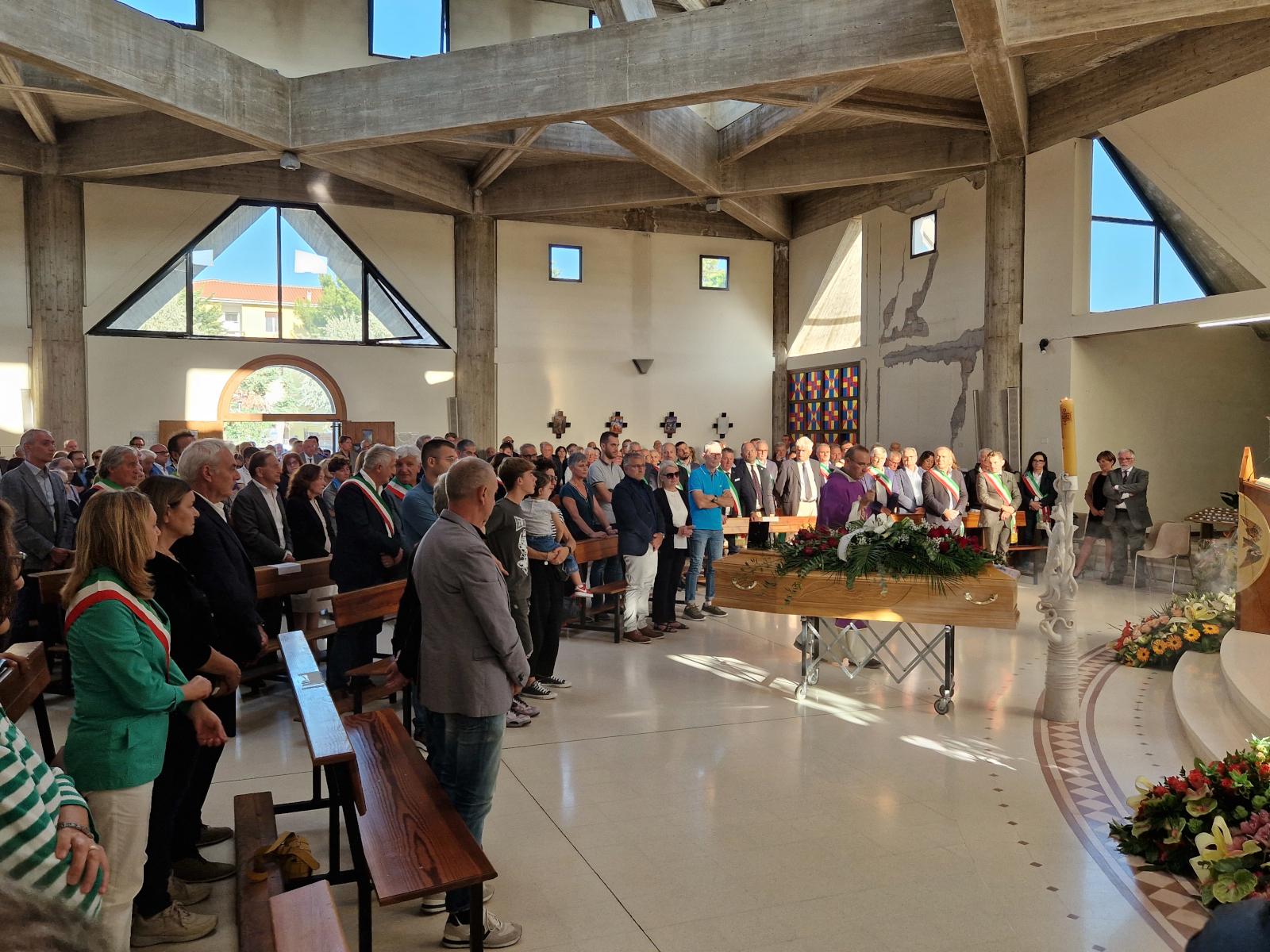 L'ultimo saluto a Giacinto Pino Alati nella chiesa di Cristo Re gremita di gente con un folto gruppo di Sindaci con fasce tricolore