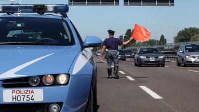 Ruba 800 euro al benzinaio, ventenne arrestato dalla Polstrada