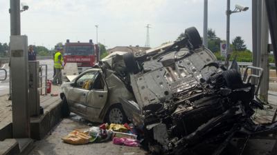 Padre e figlio morti in una trappola di lamiere nell'auto schiacciata dall'Audi A3