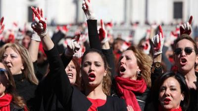 'Chi Colpisce Una Donna, Colpisce Tutte Noi', flashmob in Piazza Arringo alle 10