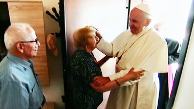 Papa Francesco tra i terremotati di Camerino: ' Abbiate speranza, andate avanti'