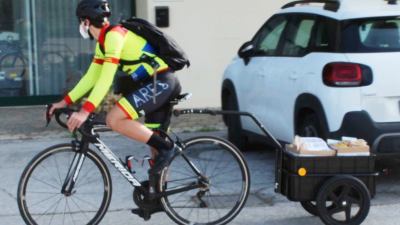 Bicicletta e consegna della spesa a domicilio: il gesto solidale dell'under 23 marchigiano Manuel Checcucci nella sua Fano