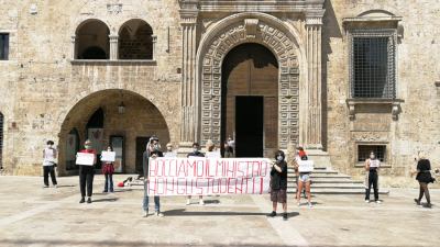 Protesta degli studenti in piazza del Popolo chiedono un piano straordinario per riaprire le scuole pubbliche in sicurezza