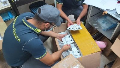 Scoperta a Porto Sant'Elpidio attività commerciale dedita alla rivendita di accessori contraffatti per smartphone: denunciato commerciante cinese