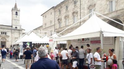 C'è 'Fritto Misto', il Comune sposta il mercato di Piazza Arringo in via Kenndy e quello del chiostro di S. Francesco in piazza Ventidio Basso