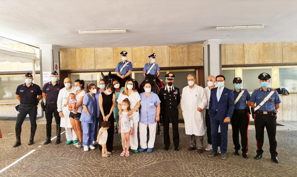 I carabinieri a cavallo arrivano all'ospedale Mazzoni per ringraziare il personale sanitario dell'impegno profuso nel corso della pandemia