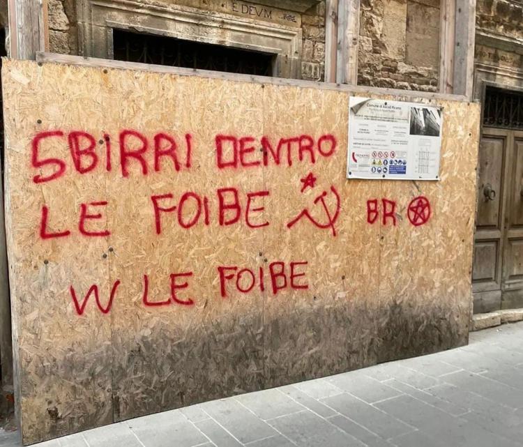 «Sbirri dentro le Foibe» scritta choc ad Ascoli. Conestà (Mosap): «Frutto di menti criminali. Individuare e punire gli autori»
